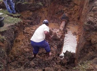 En el consejo popular de Herradura, municipio de Consolación del Sur en Pinar del Río, se trabajó en días recientes en la conexión de 500 metros de tubería de PEAD, lo que mejorará el servicio de abasto de agua y reducirá los ciclos de distribución en esta localidad. Foto. Tomada del perfil de Facebook de la EAAPR.