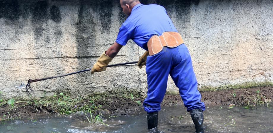 Cleaning of urban ditches, rivers, canals, streams and gullies